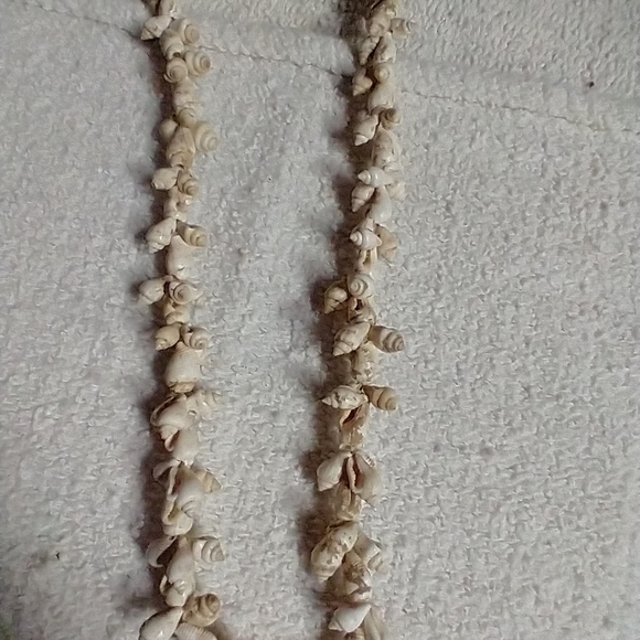 Long shell necklace - Picture 3 of 4